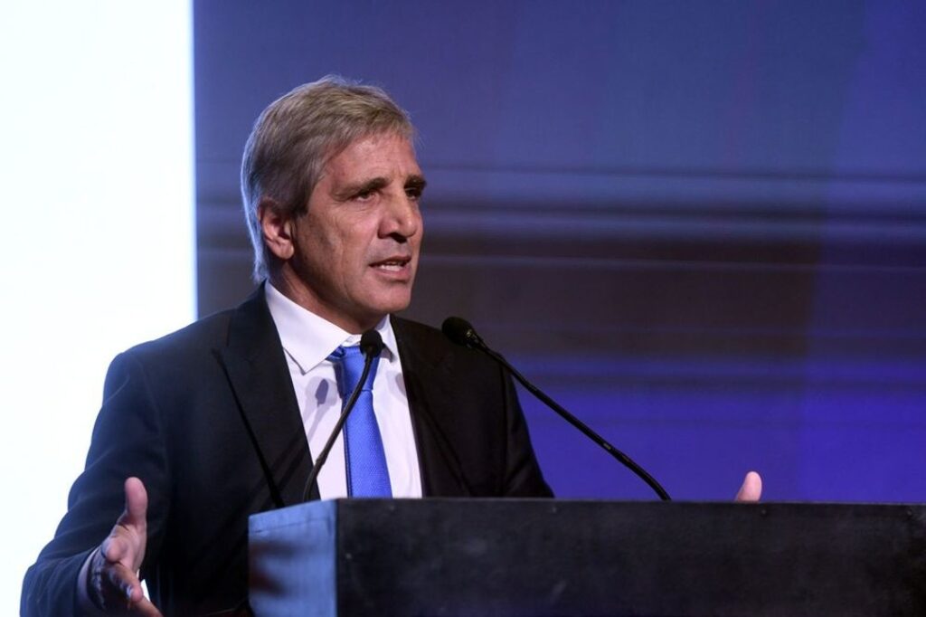 No tiene cara: el escandaloso ruego de Caputo para que los argentinos saquen los dólares del colchón