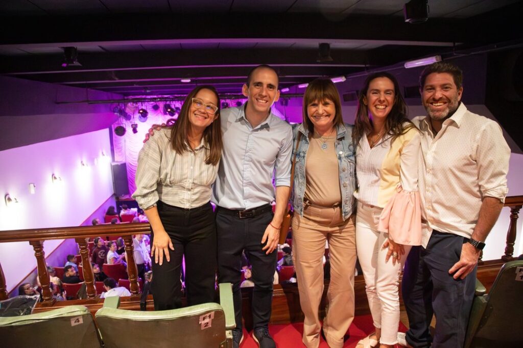 Patricia Bullrich se mostró en la calle Corrientes junto al gendarme Nahuel Gallo