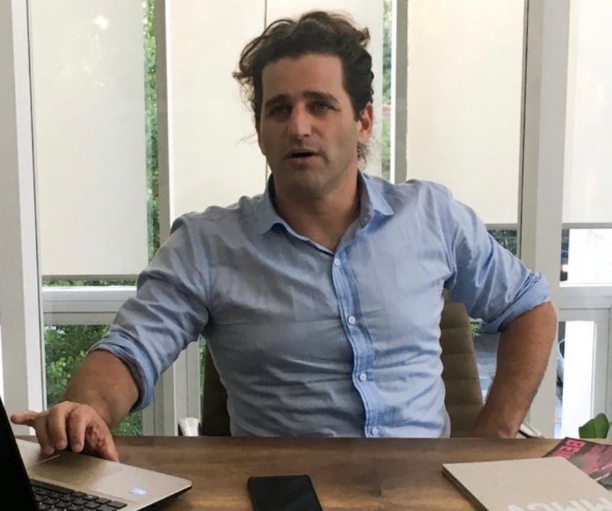 Piden indagar a Damián Manusovich por la muerte de una joven tras la caída de un cartel en Villa Devoto