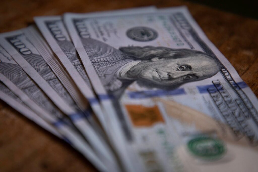 Dólar mayorista toca $1.400 y queda a 16,8% del techo de la banda cambiaria