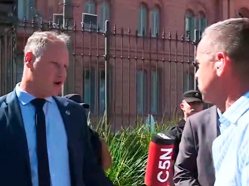 “No me empuje”: el cruce entre un cronista de C5N y el comisario a cargo de la represión a discapacitados en Plaza de Mayo