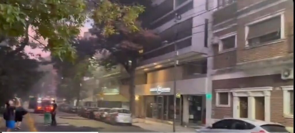 Incendio en un edificio de Belgrano: hay dos personas atrapadas