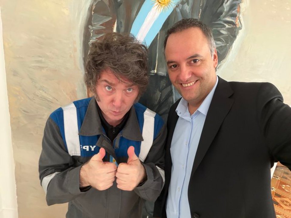 Adorni salió a burlarse de los que hablaban de su presunta salida pero las redes le advierten