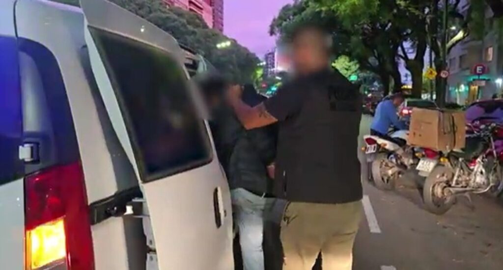 Utilizaron un inhibidor de señal para abrir un auto y robar: fueron detenidos