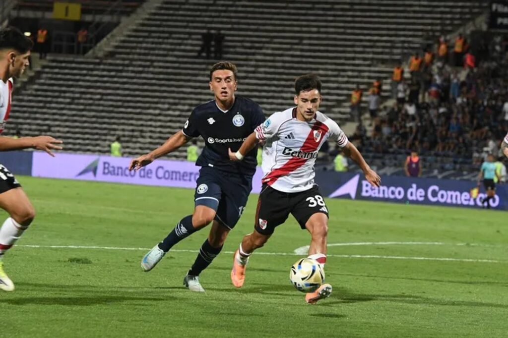Un penal y offside en el gol de Independiente Rivadavia: los reclamos de los hinchas de River tras el empate