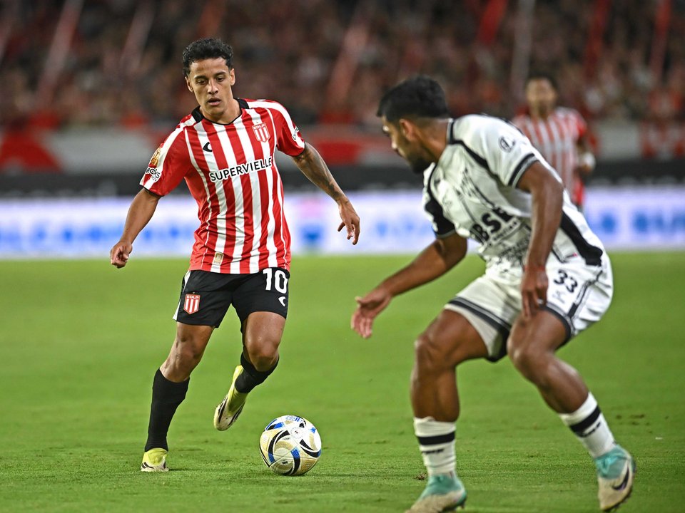Torneo Apertura: Estudiantes de La Plata goleó a Central Córdoba y quedó a un punto del líder Vélez