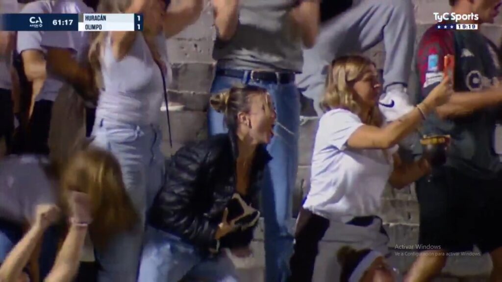 Hizo el gol Blondel y el director de la transmisión enfocó a Morena Beltrán que estaba festejando en la tribuna