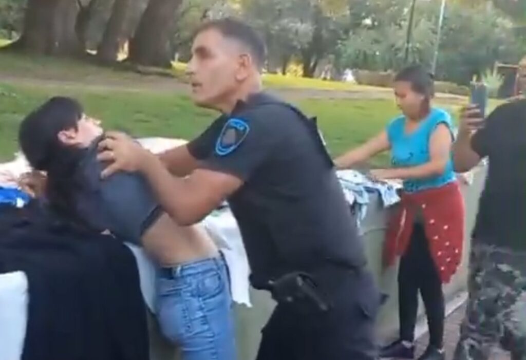 Repudio en las redes a policía por agredir brutalmente a una joven que vendía prendas en Parque Avellaneda