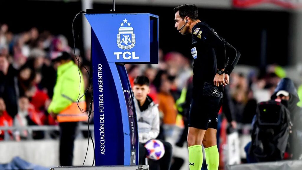 La AFA anunció mejoras arbitrales en el uso del VAR en el fútbol argentino