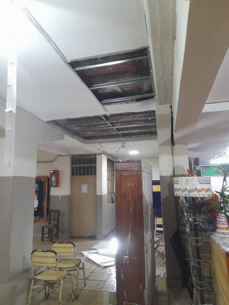 Escuela Clara Saravia: se desprendió parte del cielo raso y suspendieron clases en tres grados
