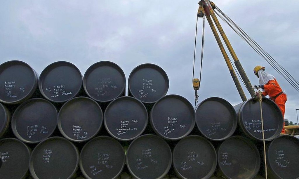 Tras anuncio de Trump el precio del petróleo cae por debajo de los US$100