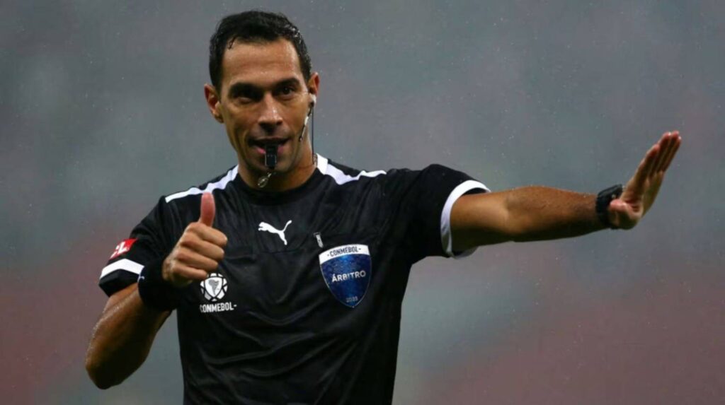La FIFA eligió a tres árbitros argentinos para el Mundial y marca un hito histórico