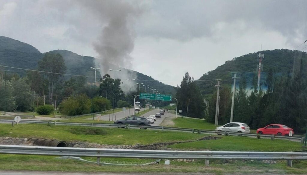 Vuelco y tensión en la rotonda de la UCASAL: un camión derribó cables y hay desvíos en el tránsito