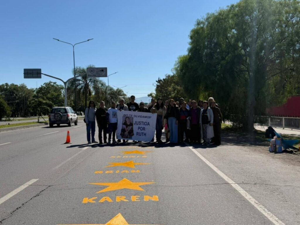 VIDEO. Pintaron cinco estrellas por los jóvenes atropellados en Avenida Paraguay: “No fue una tragedia, fue una masacre”