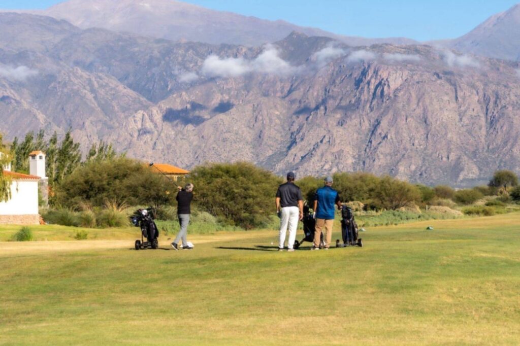 Jorge Brito estuvo con empresarios salteños en el torneo de golf de Banco Macro