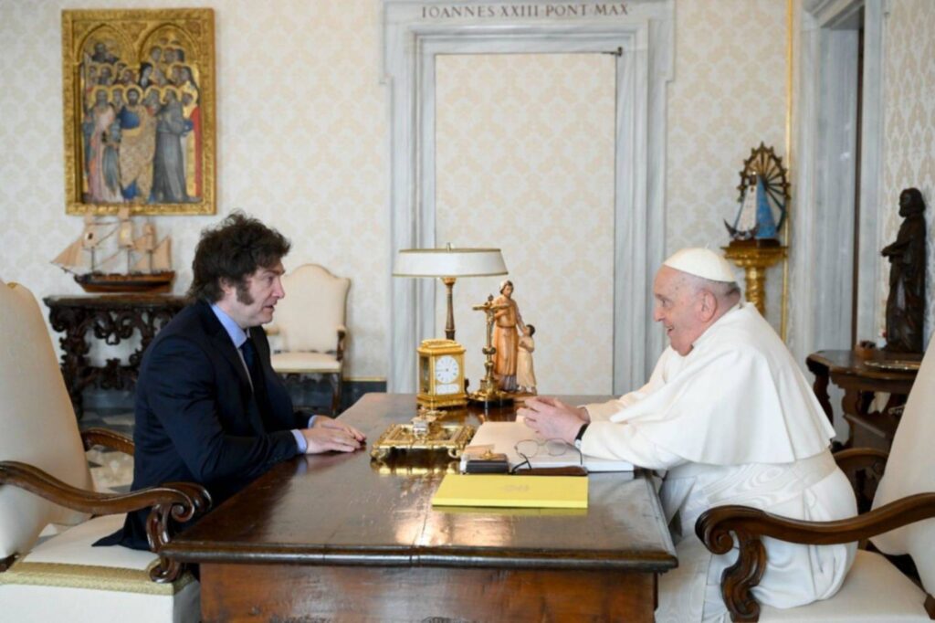 Milei recordó a Francisco a un año de su muerte y dijo que el Papa es “el argentino más importante de la historia”