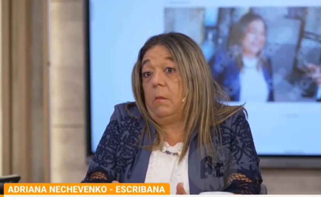 Cine: le escribana de Adorni quiso salir a defenderlo en una entrevista y lo hundió aún más