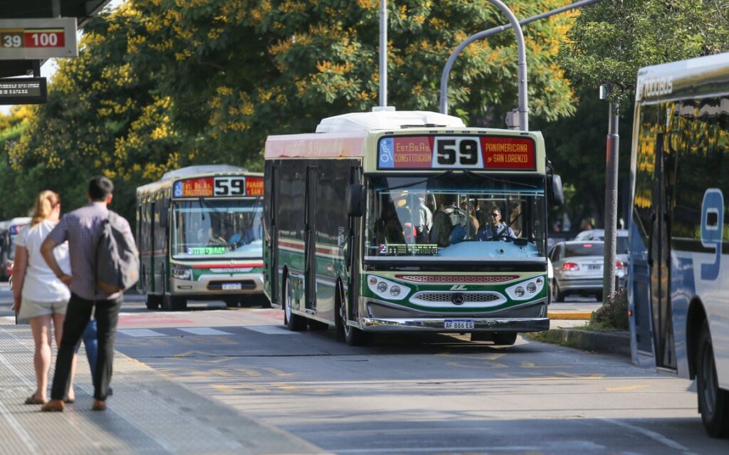 Paro de colectivos en el AMBA: qué líneas realizan la medida de fuerza