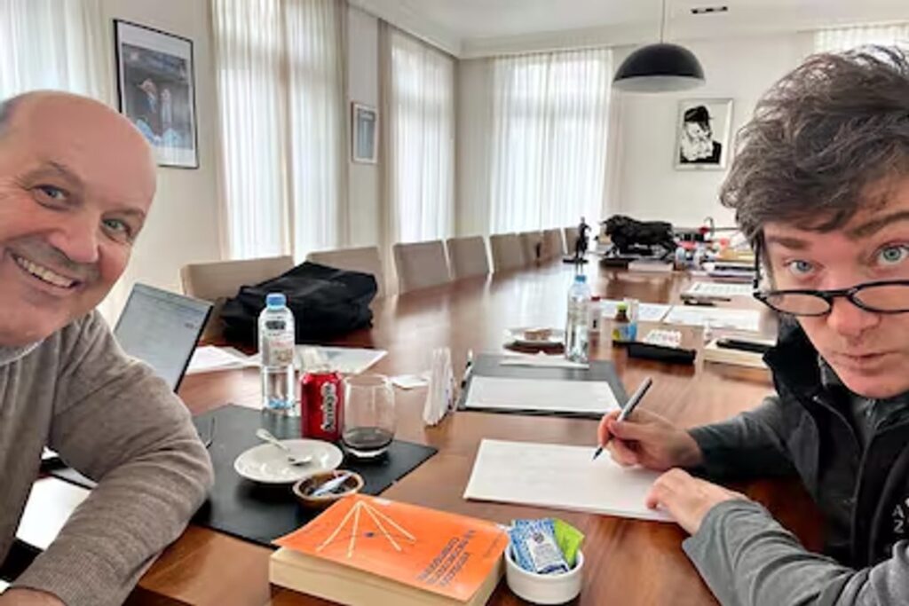 Más motosierra: Milei y Sturzenegger preparan una Ley para lograr más despidos y cierre de organismos públicos