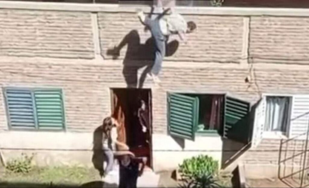 Escalofriante video: lo molieron a golpes y lo tiraron al vacío desde un balcón