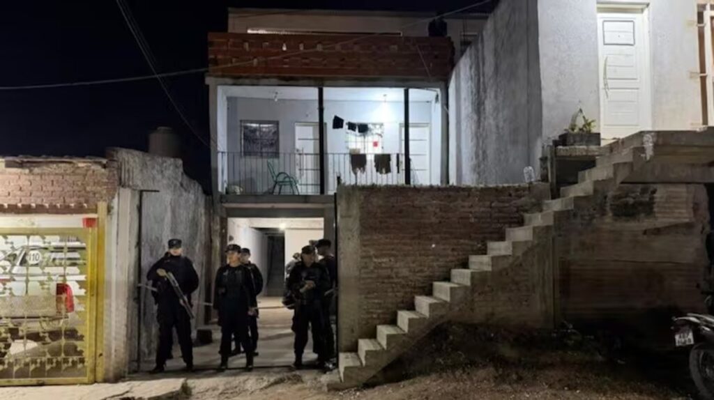 Violencia en Rosario: seis sicarios entraron a una casa y mataron a un hombre