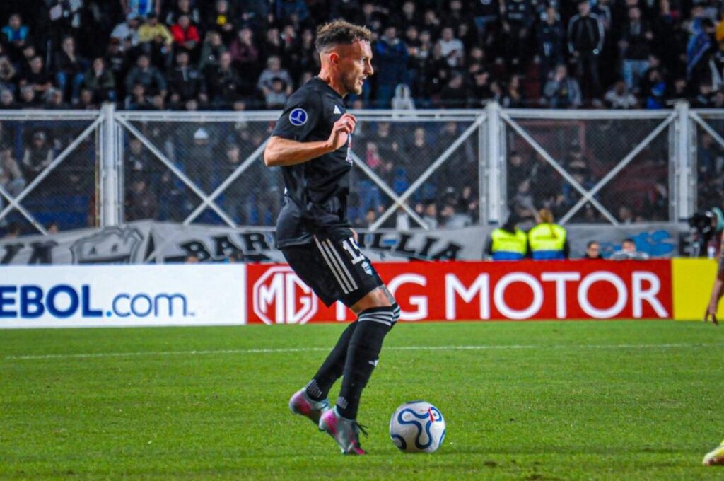 En medio de una grave crisis, Deportivo Riestra visita a Gremio de Brasil en la Copa Sudamericana