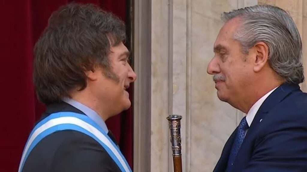 Las redes comparan a Milei con Alberto Fernández por usar a la “la guerra” para justificar la inflación