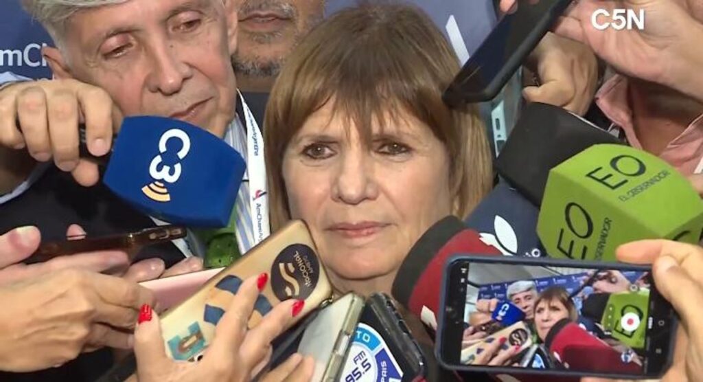 Bullrich se enojó con los periodistas por las preguntas sobre Adorni: “Punto, basta”, tensión y cruce caliente con cronistas