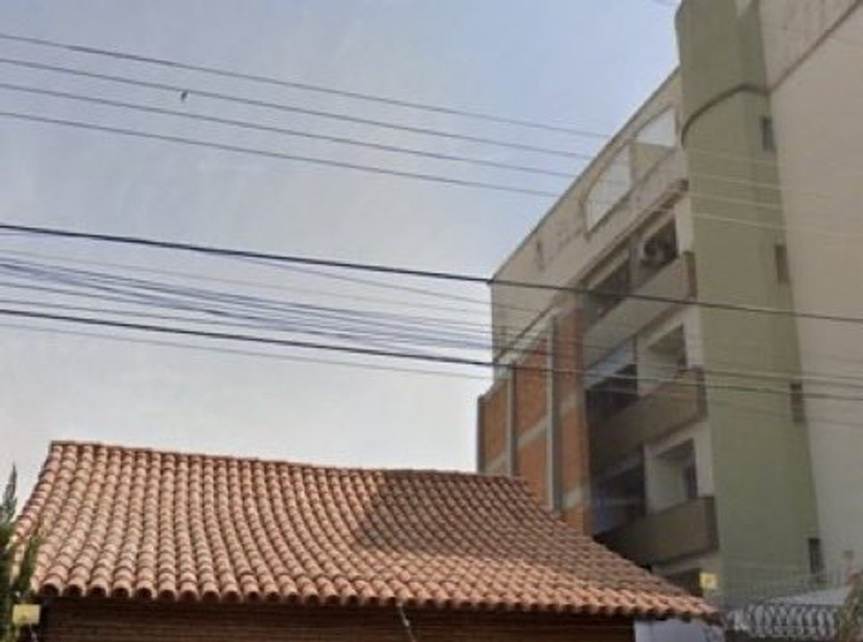 Es viral: discusión en las redes por este vecino que levantó un paredón gigante frente a los balcones de un edificio lindero