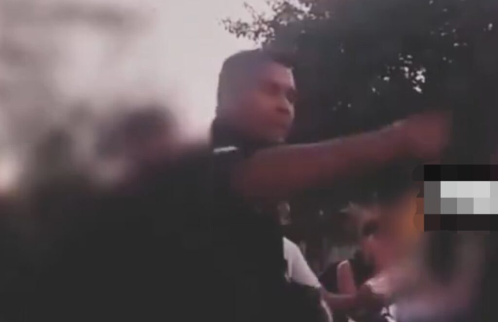 Escracharon a un policía por amenazar a chicos que andaban en bicicleta: “No sabés con quién estás hablando”