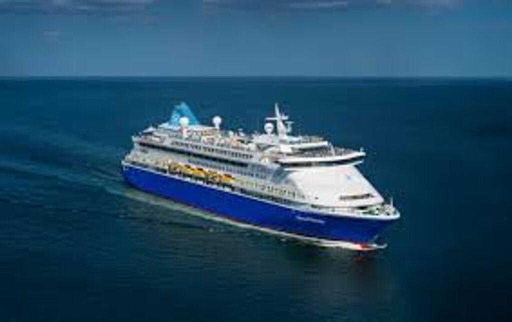 Un crucero atraviesa el estrecho de Ormuz