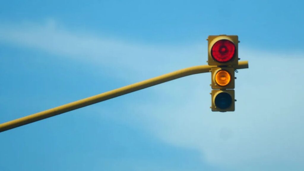 Cuál es el significado oculto de acelerar cuando el semáforo está en amarillo según la psicología