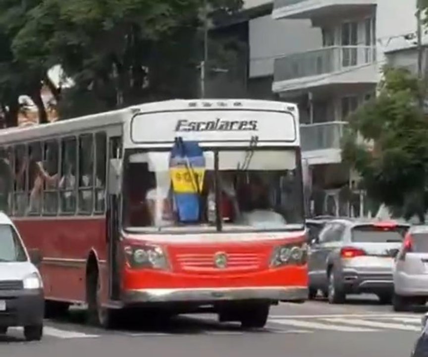 El momento en que los hinchas de River Plate llegan al Monumental con un ataúd de Boca