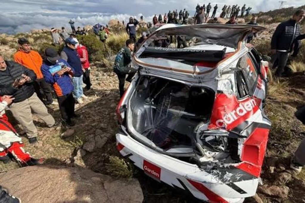 El video de la tragedia en el Rally de Córdoba: un auto volcó, embistió al público y provocó la muerte de un espectador