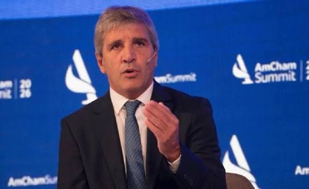Caputo atacó a un periodista de La Nación y las redes lo cruzaron por repetir la sanata de “los mejores 18 meses en décadas”