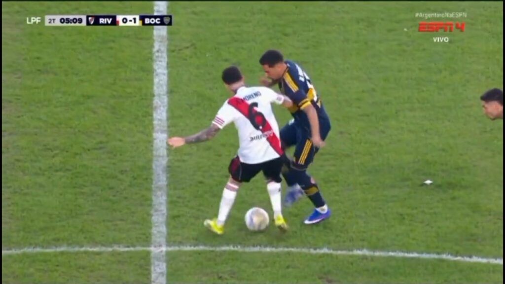 El sensacional caño con pisada incluida de Merentiel a Aníbal Moreno en el triunfo de Boca por 1 a 0