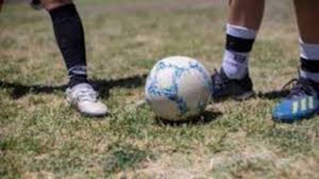 Imputaron a tres futbolistas amateurs por agredir a un árbitro y un juez de línea