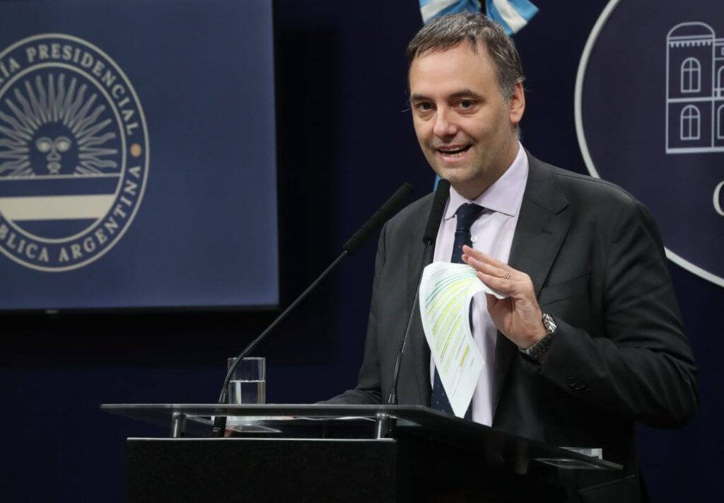 La Justicia archivó la causa contra Adorni y el Gobierno lo celebró en redes