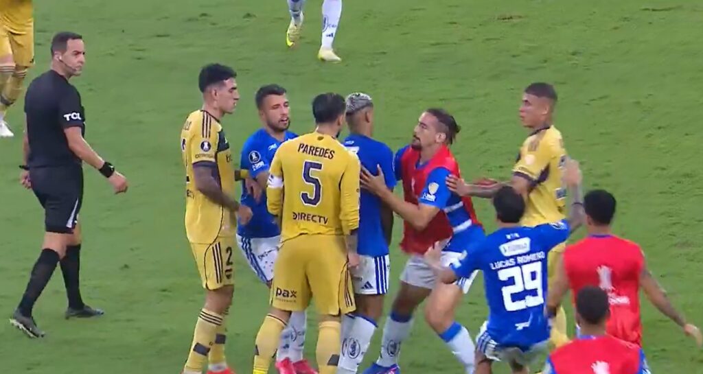 Final caliente en Cruzeiro-Boca: empujones y forcejeos tras el pitazo final