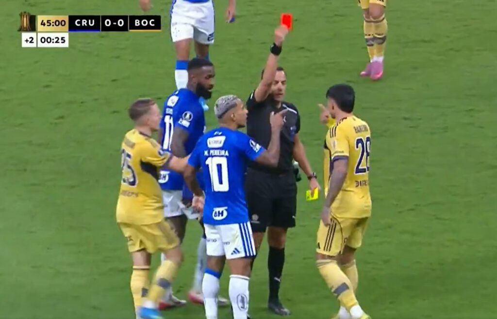 Bareiro se fue expulsado en Boca y demoró su salida en un cierre caliente del primer tiempo
