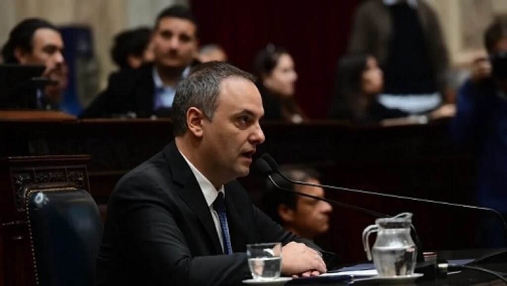 Los increíbles memes tras la defensa que hizo Adorni de su gestión en el Congreso: “No cometí ningún delito"