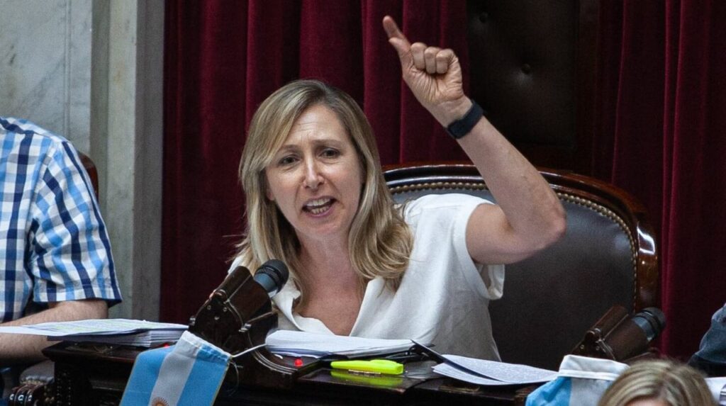 “¿Sabés cómo te dicen?”: la tremenda humillada de Myriam Bregman a Manuel Adorni en pleno recinto