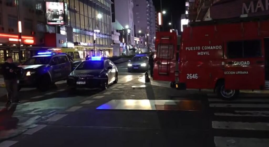 Incendio en Av. Corrientes y Paraná: 10 heridos y un detenido