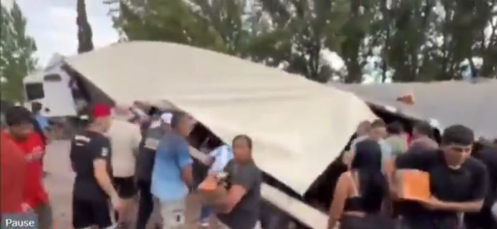 ¿Ya somos Suiza? En Mendoza volcó un camión de aceite y la gente se abalanzó para llevarse la carga