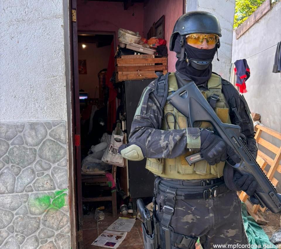 CÓRDOBA: TENÍA ANTECEDENTES PENALES, VENDÍA DROGAS FRENTE A UN MERENDERO Y FUE DETENIDA POR LA FPA