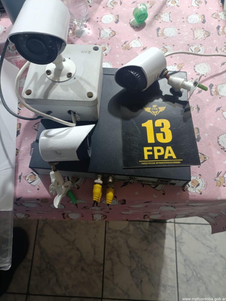 EXTRANJERO DETENIDO EN CÓRDOBA: VENDÍA COCAÍNA Y CONTROLABA LA ZONA CON CÁMARAS DE SEGURIDAD INSTALADAS EN LOS POSTES DE LUZ