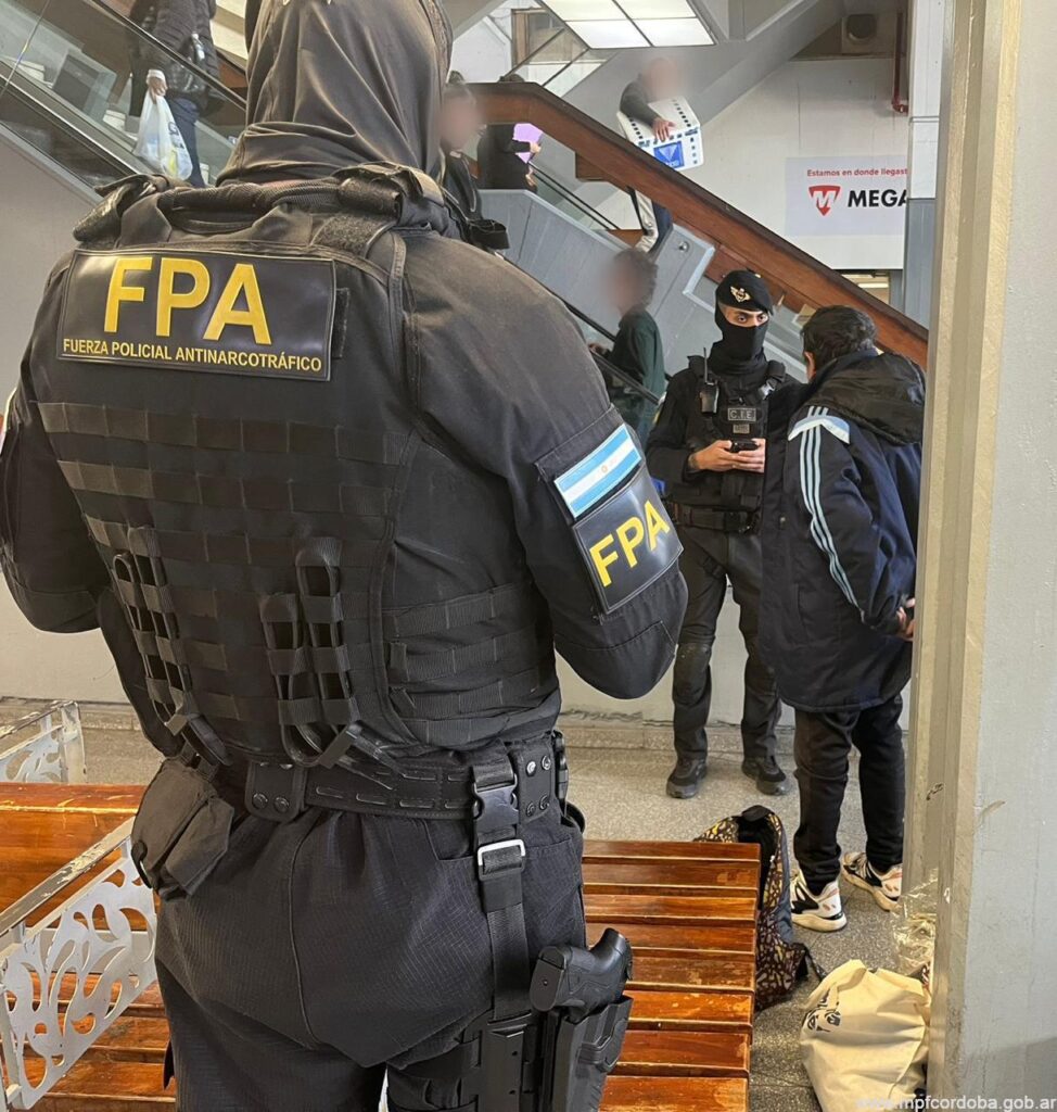 CONTROLES ANTINARCÓTICOS: UN DETENIDO Y SECUESTRO DE DROGAS EN LA TERMINAL DE ÓMNIBUS DE CÓRDOBA