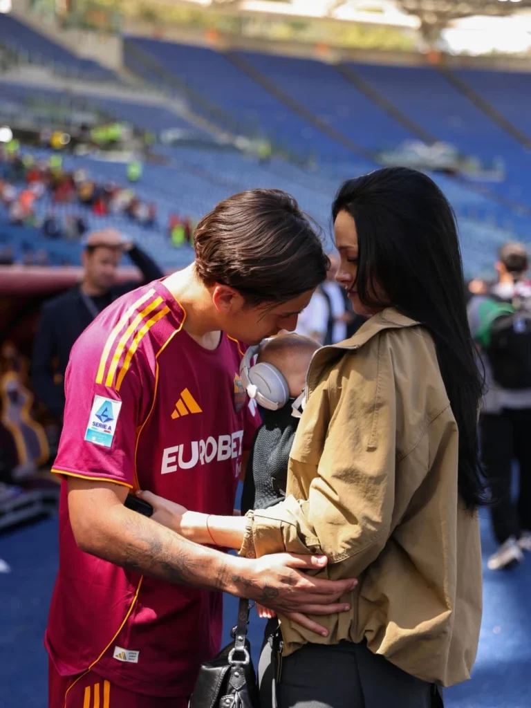 Así fue la primera visita a la cancha de Gia, la hija de Oriana Sabatini y Paulo Dybala