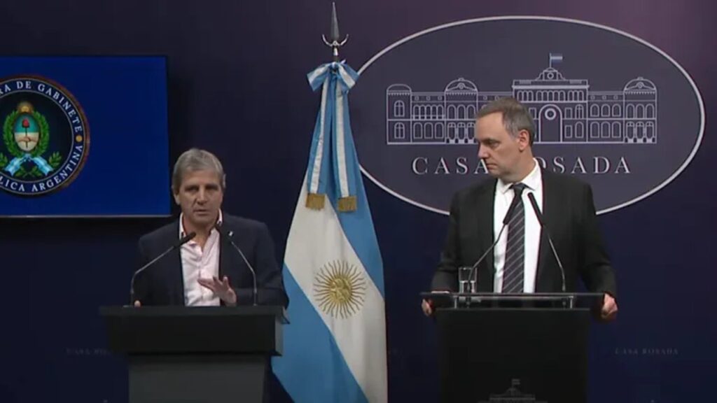 La reacción de Caputo y los memes por el periodista que preguntó por el "Riesgo Adorni"