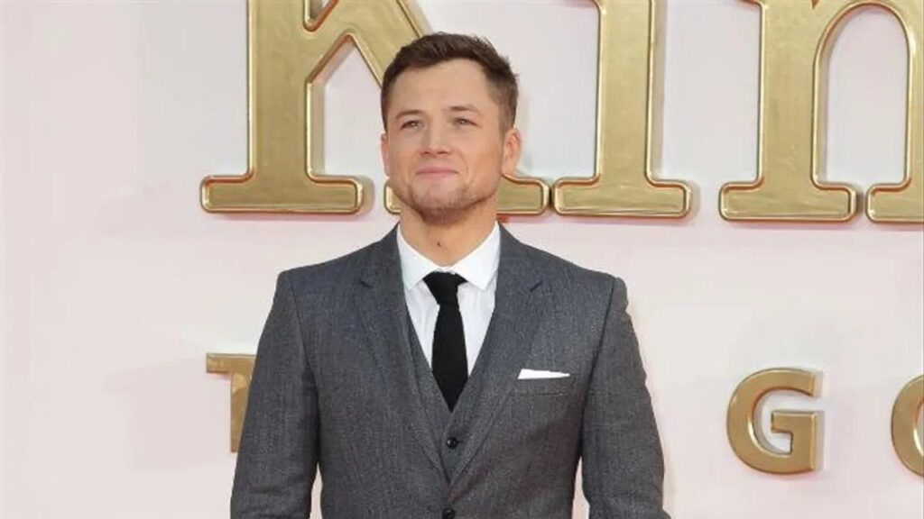 Como fue la impactante transformación de Taron Egerton para su última serie